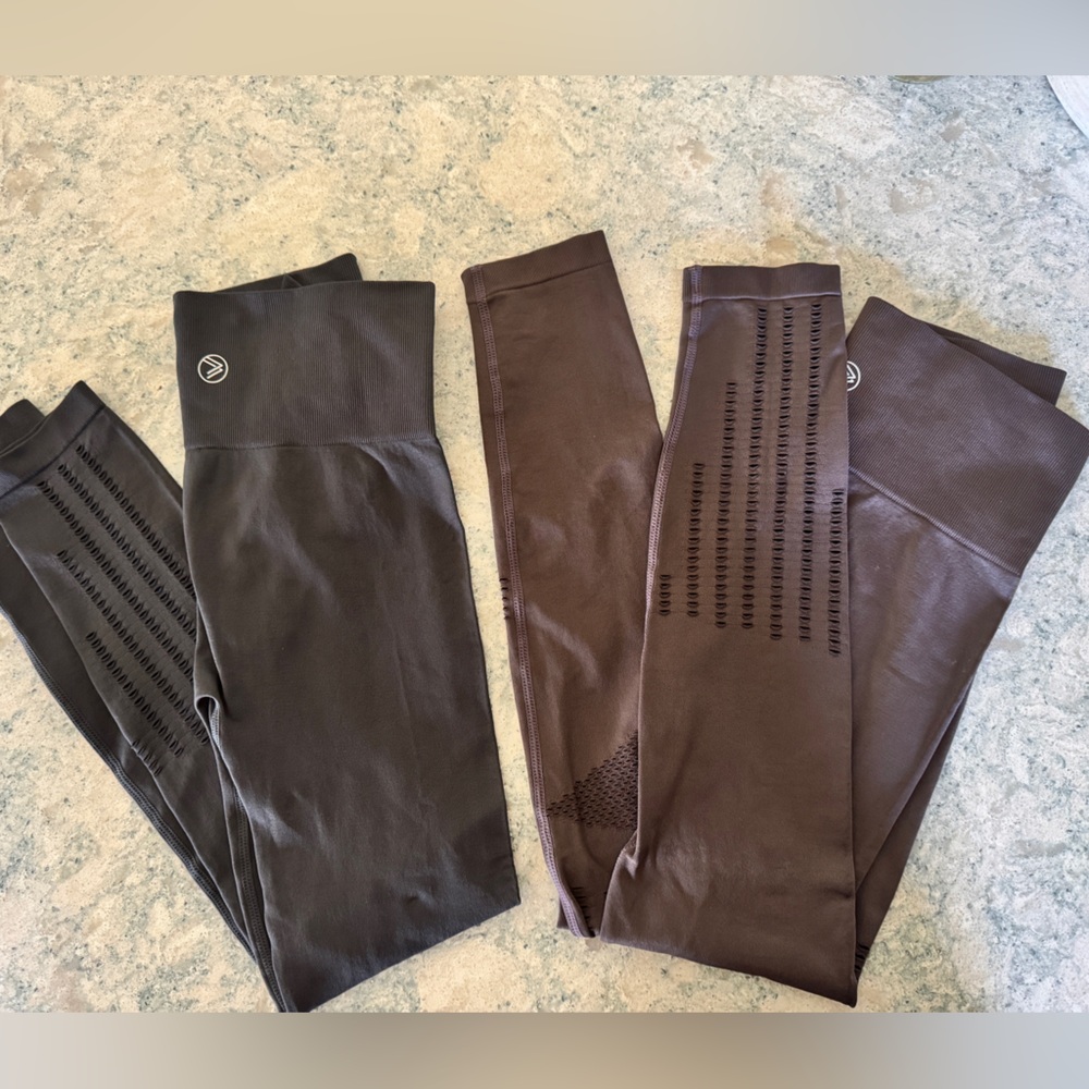 SAVVI bundle of 2 seamless Leggings - like new